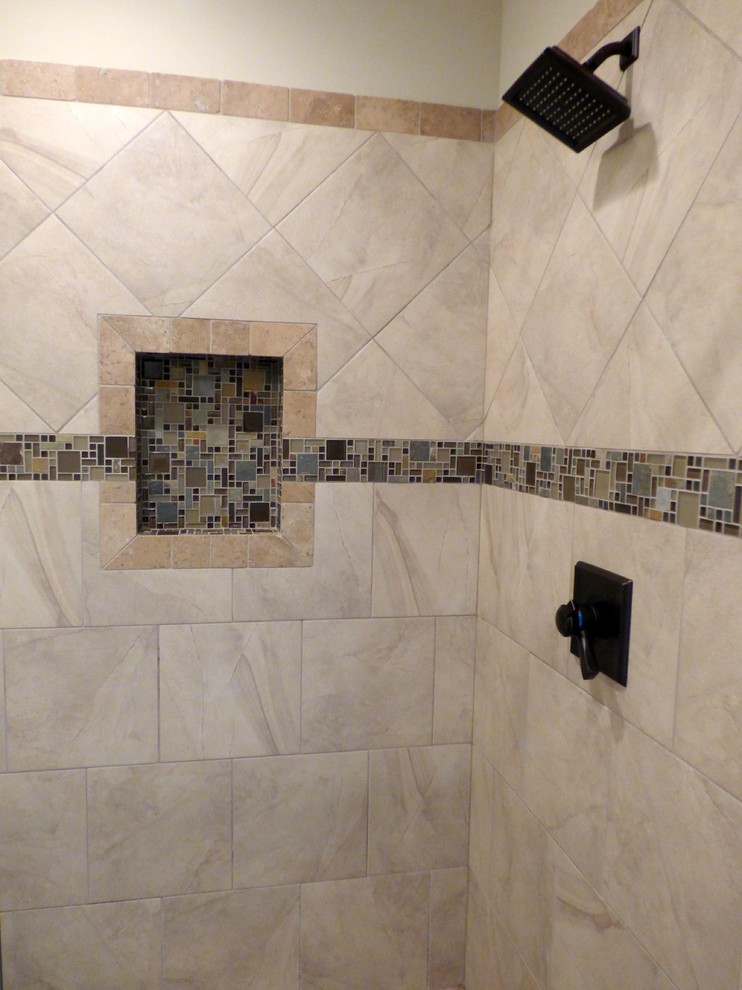 Esempio di una piccola stanza da bagno con doccia american style con doccia alcova, piastrelle blu, piastrelle marroni, piastrelle grigie, piastrelle verdi, piastrelle multicolore e pareti beige