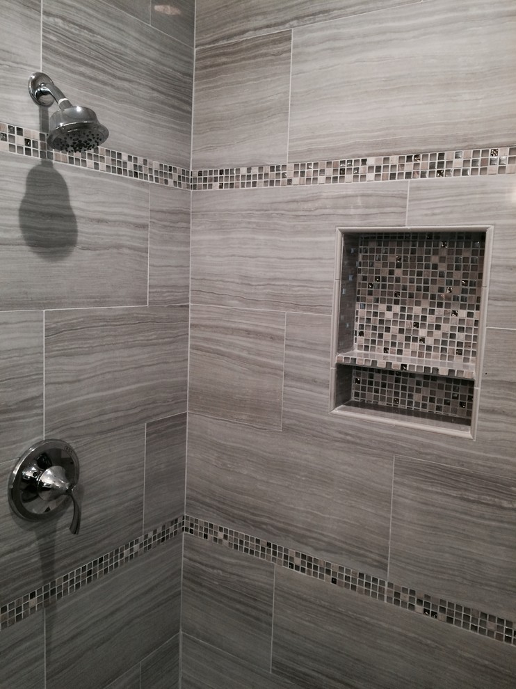 Свежая идея для дизайна: маленькая главная ванная комната в классическом стиле с душем в нише, серой плиткой, керамической плиткой и полом из керамической плитки для на участке и в саду - отличное фото интерьера