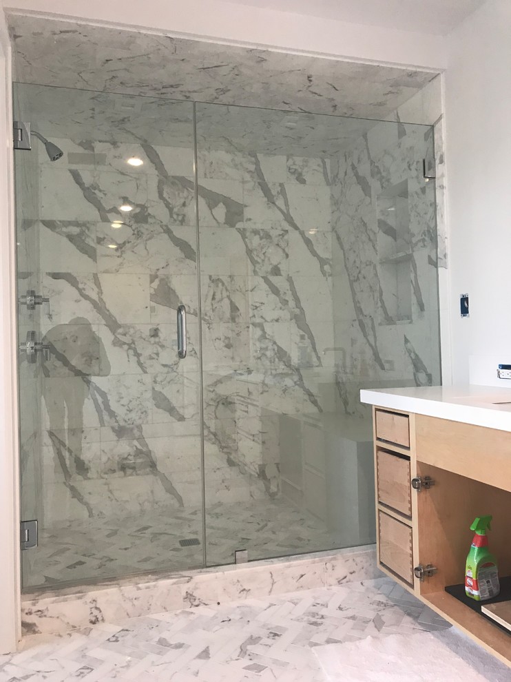 Ejemplo de cuarto de baño pequeño con armarios tipo vitrina y encimera de cemento