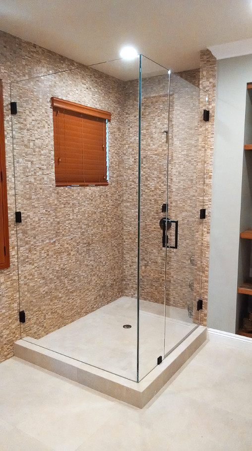 Idéer för att renovera ett mellanstort vintage badrum med dusch, med en dusch i en alkov, beige kakel, mosaik, grå väggar, klinkergolv i porslin, vitt golv och dusch med gångjärnsdörr