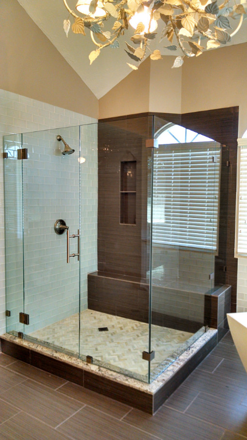 Inredning av ett klassiskt stort en-suite badrum, med ett fristående badkar, en dusch i en alkov, blå kakel, tunnelbanekakel, beige väggar, klinkergolv i porslin, brunt golv och dusch med gångjärnsdörr