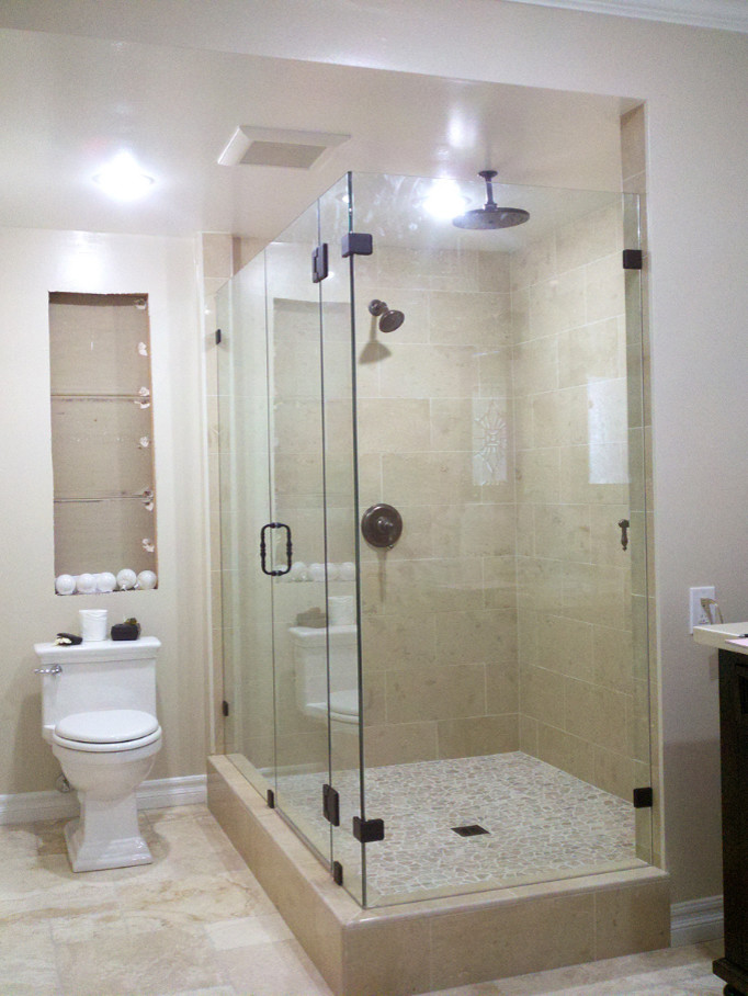 Пример оригинального дизайна: ванная комната среднего размера в стиле неоклассика (современная классика) с темными деревянными фасадами, душем в нише, унитазом-моноблоком, бежевой плиткой, плиткой из известняка, бежевыми стенами, полом из известняка, душевой кабиной, столешницей из искусственного кварца, бежевым полом и душем с распашными дверями