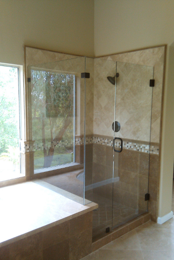 Exempel på ett mellanstort klassiskt en-suite badrum, med en dusch i en alkov, beige kakel, kakelplattor, beige väggar, kalkstensgolv, beiget golv och dusch med gångjärnsdörr