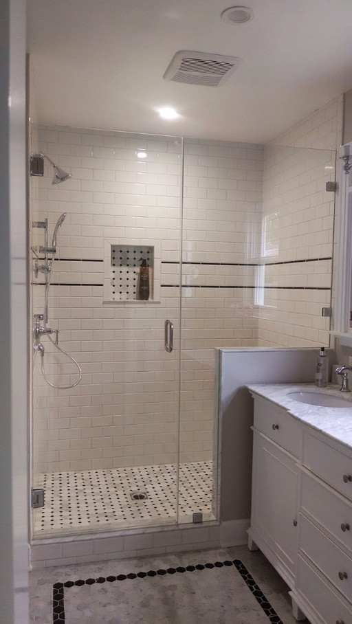 На фото: ванная комната среднего размера в стиле неоклассика (современная классика) с фасадами с утопленной филенкой, белыми фасадами, душем в нише, белой плиткой, плиткой кабанчик, серыми стенами, мраморным полом, душевой кабиной, врезной раковиной, мраморной столешницей, белым полом и душем с распашными дверями