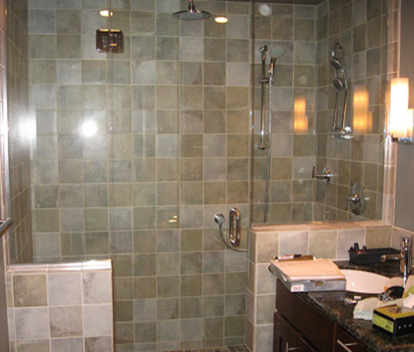 Стильный дизайн: ванная комната с душем в нише - последний тренд