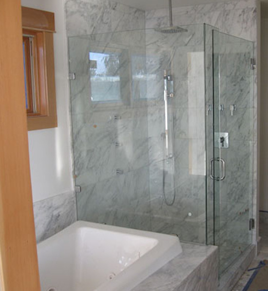 Cette image montre une salle de bain avec une douche d'angle.