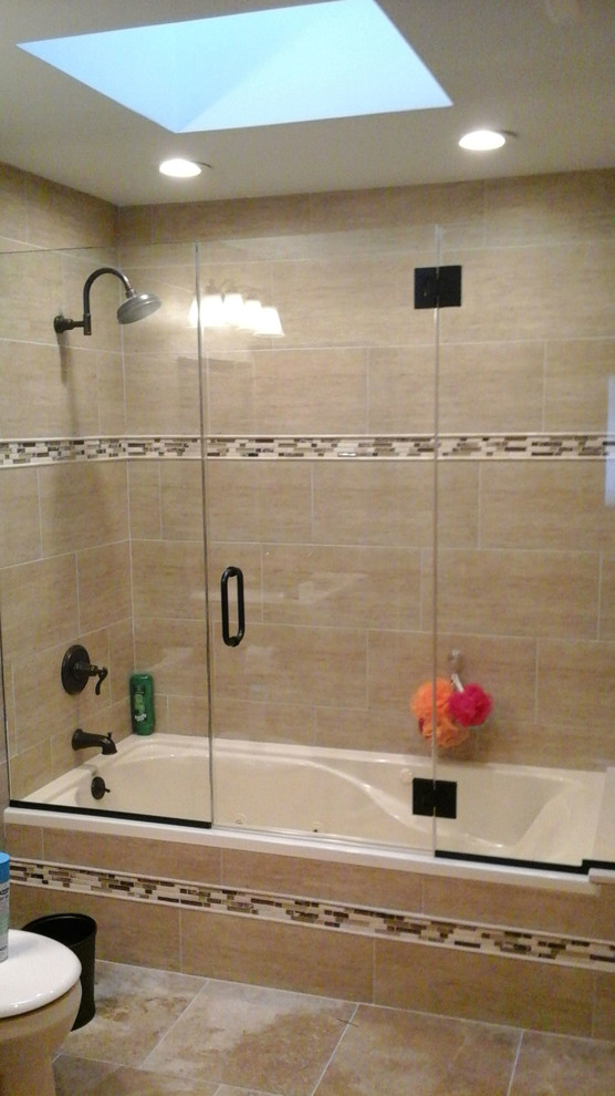 Inredning av ett modernt stort en-suite badrum, med en dusch/badkar-kombination