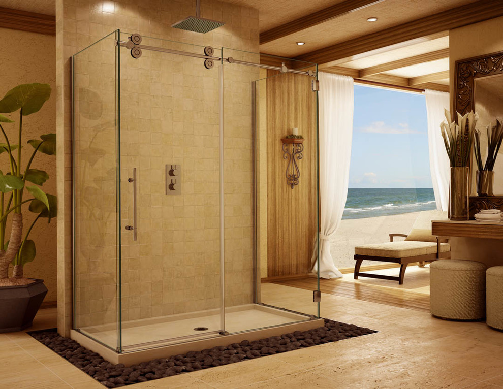 Foto på ett stort medelhavsstil en-suite badrum, med en dusch i en alkov, beige kakel, travertinkakel, bruna väggar, travertin golv, brunt golv och dusch med gångjärnsdörr