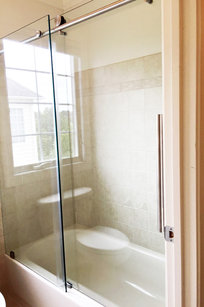 Inspiration för mellanstora moderna en-suite badrum, med en dusch/badkar-kombination och dusch med skjutdörr