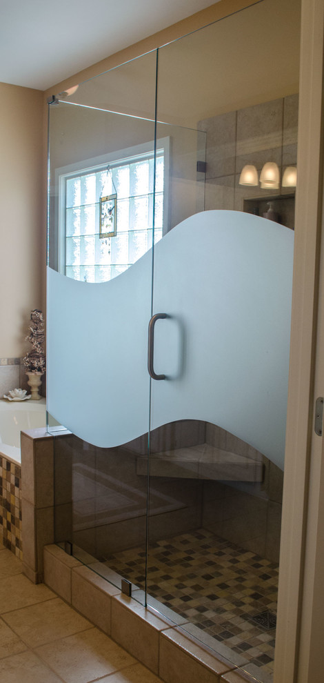 Стильный дизайн: главная ванная комната среднего размера в современном стиле с ванной в нише, угловым душем, бежевой плиткой, коричневой плиткой, керамической плиткой, бежевыми стенами и полом из керамической плитки - последний тренд