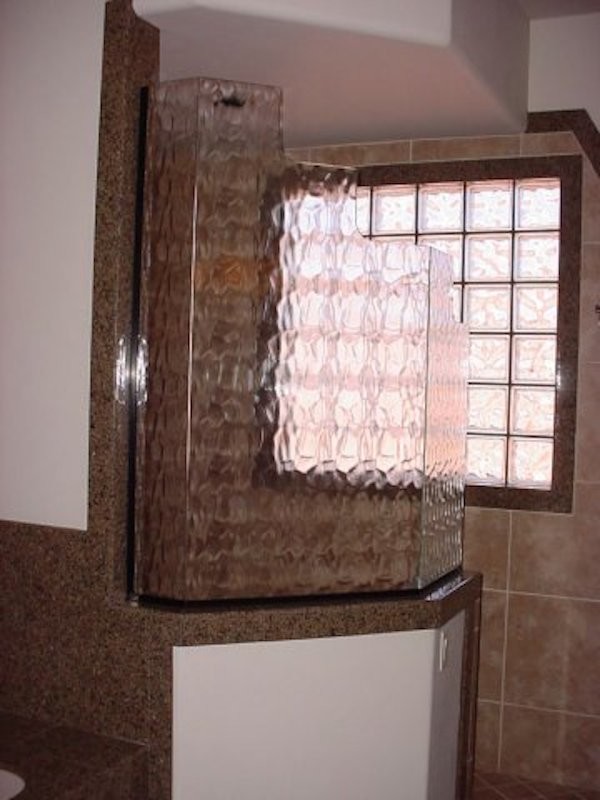 Imagen de cuarto de baño principal clásico pequeño con ducha abierta, baldosas y/o azulejos beige, baldosas y/o azulejos de porcelana, paredes blancas y suelo de baldosas de porcelana