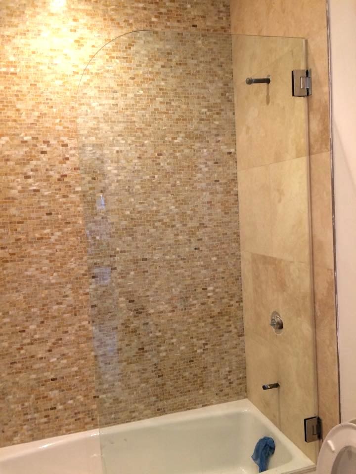 Inspiration för mellanstora klassiska badrum, med beige väggar, ett badkar i en alkov, en dusch/badkar-kombination, beige kakel, mosaik och med dusch som är öppen