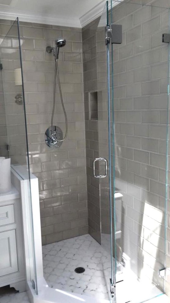 На фото: ванная комната среднего размера в стиле неоклассика (современная классика) с фасадами с утопленной филенкой, белыми фасадами, угловым душем, плиткой кабанчик, полом из линолеума, серой плиткой, серыми стенами и душем с распашными дверями с
