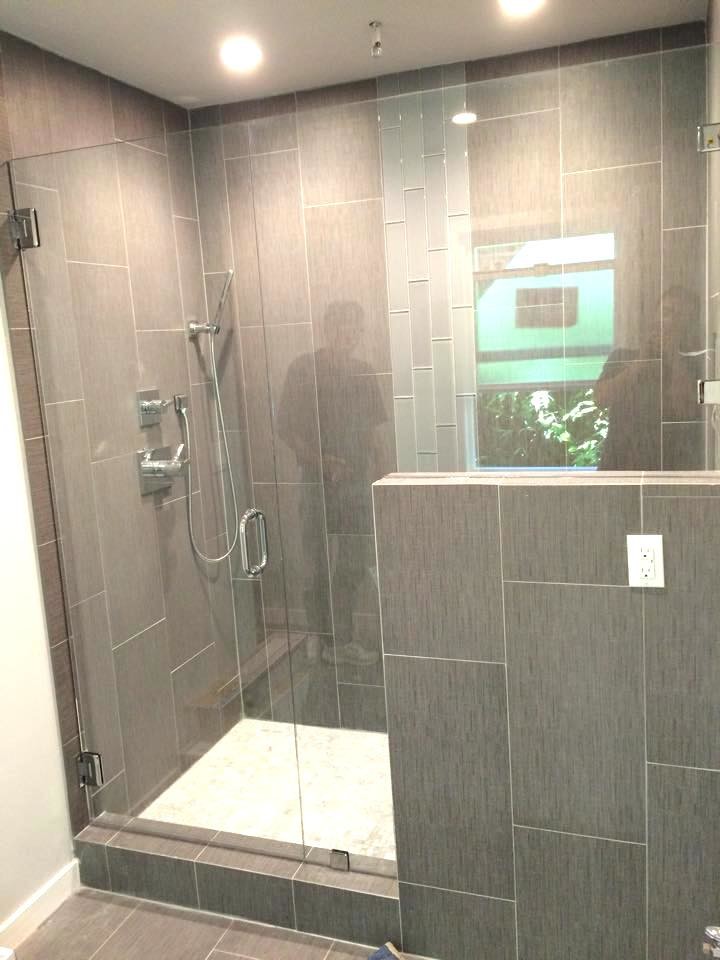 Idee per una grande stanza da bagno con doccia tradizionale con doccia alcova, piastrelle grigie, piastrelle in pietra, pareti bianche, pavimento in vinile, pavimento grigio e porta doccia a battente