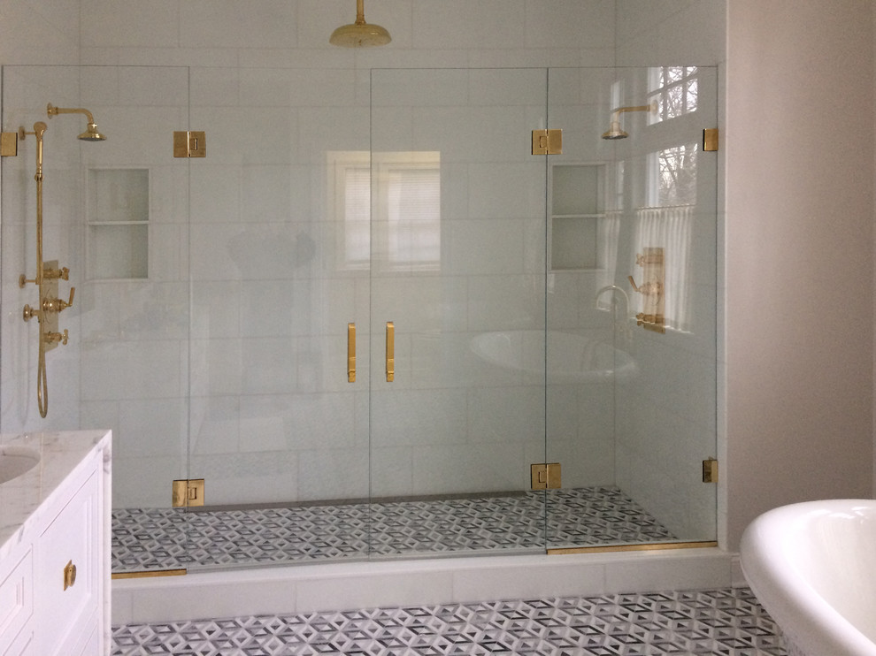 Свежая идея для дизайна: большая главная ванная комната с двойным душем, бежевыми стенами, полом из терраццо, серым полом и душем с распашными дверями - отличное фото интерьера