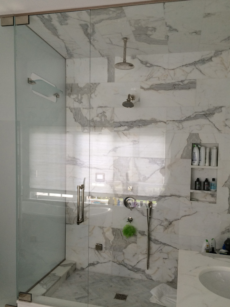 Idee per una grande stanza da bagno padronale con doccia doppia, pareti beige, pavimento alla veneziana, pavimento grigio e porta doccia a battente
