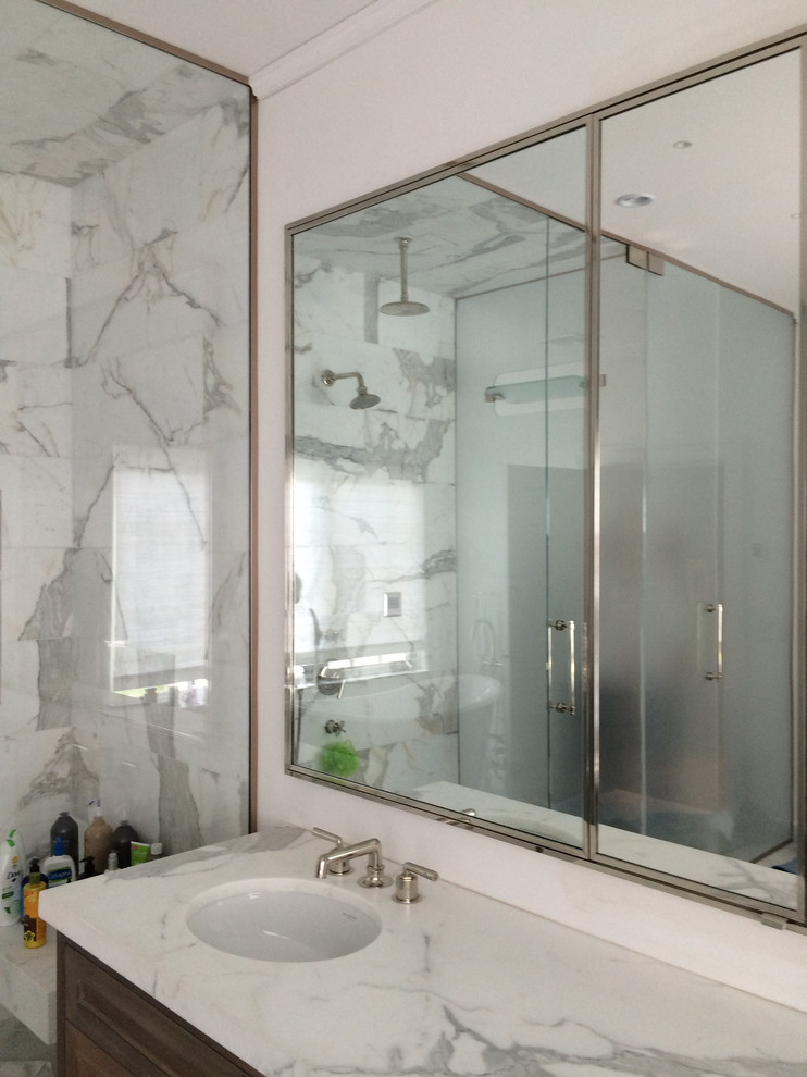 На фото: большая главная ванная комната с двойным душем, бежевыми стенами, полом из терраццо, серым полом и душем с распашными дверями