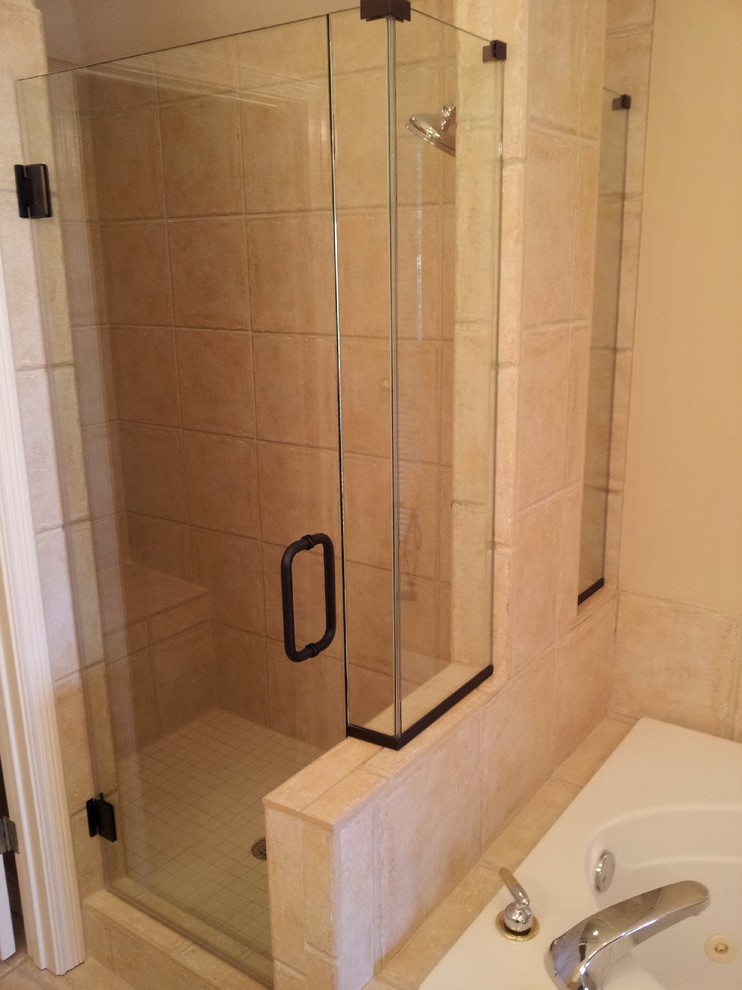 Idee per una stanza da bagno padronale minimal di medie dimensioni con doccia ad angolo, piastrelle beige, piastrelle in pietra, pareti beige, pavimento con piastrelle in ceramica, pavimento beige e porta doccia a battente