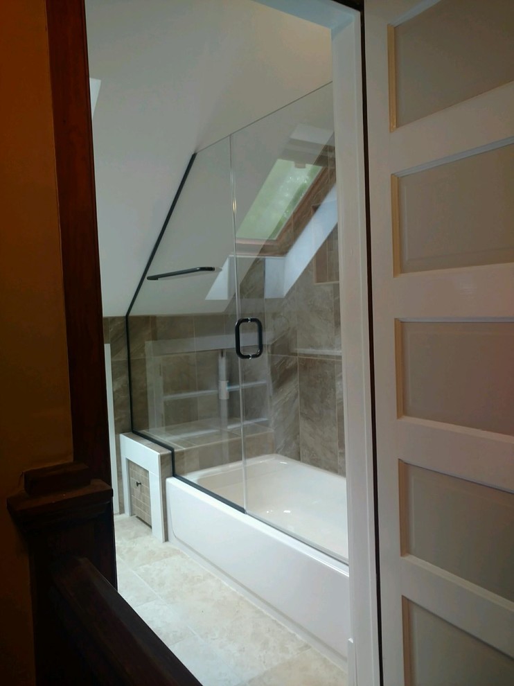 На фото: ванная комната в классическом стиле с душем над ванной с