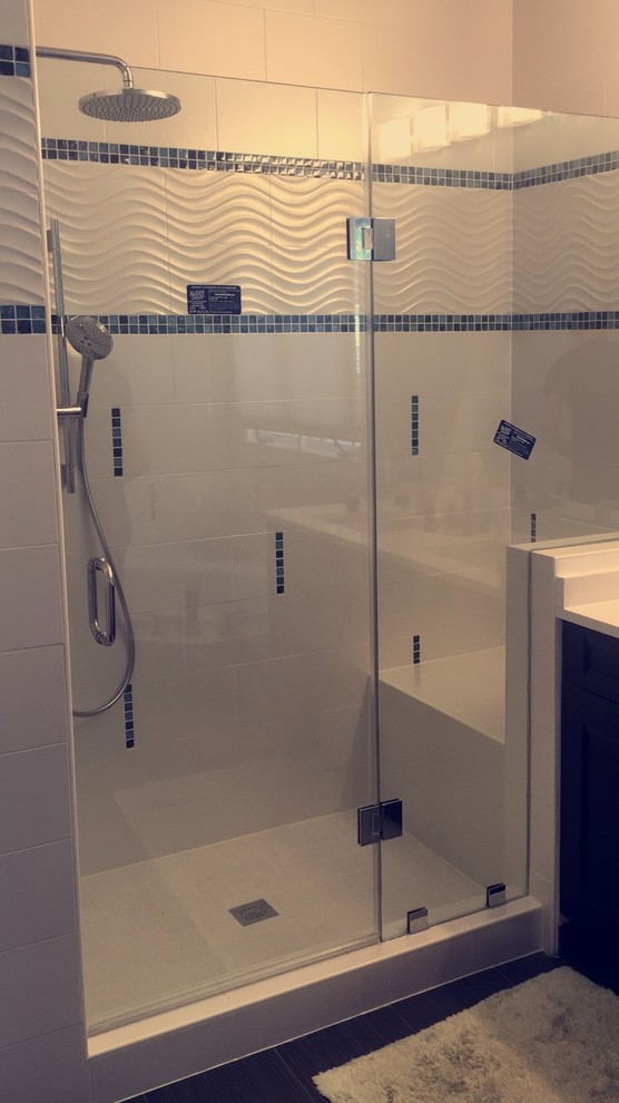 Immagine di una stanza da bagno moderna di medie dimensioni con doccia ad angolo e porta doccia a battente