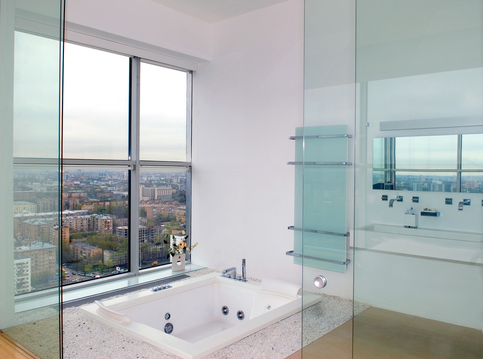 Ispirazione per una stanza da bagno padronale design di medie dimensioni con lavabo sospeso, vasca da incasso, pareti bianche e parquet chiaro