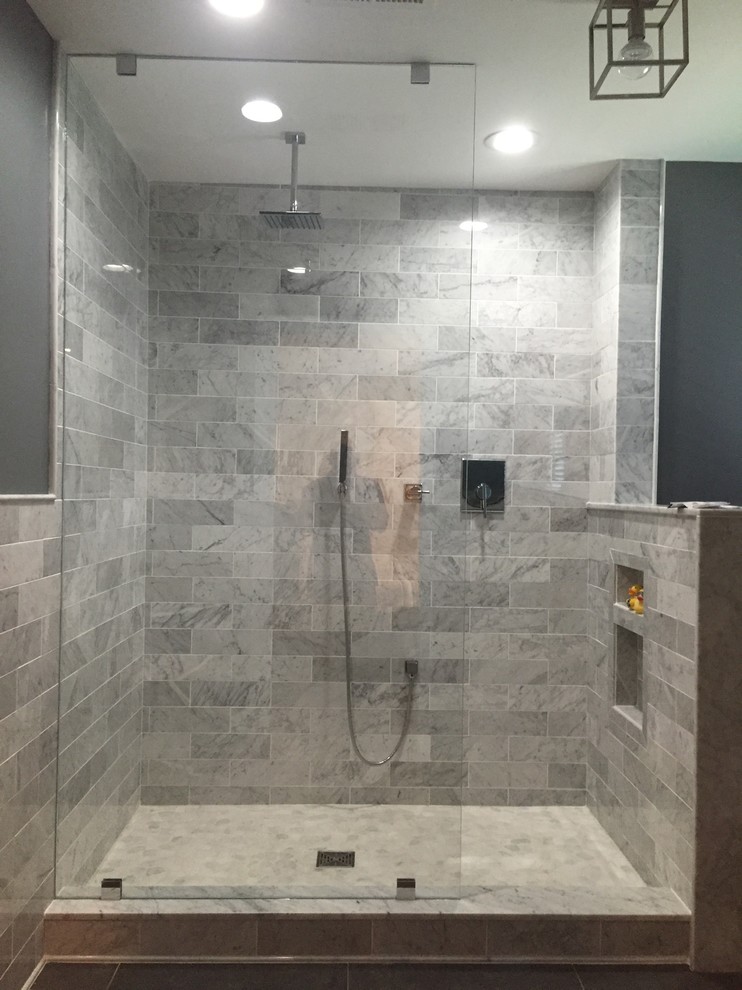 Ejemplo de cuarto de baño clásico renovado con ducha esquinera y paredes grises