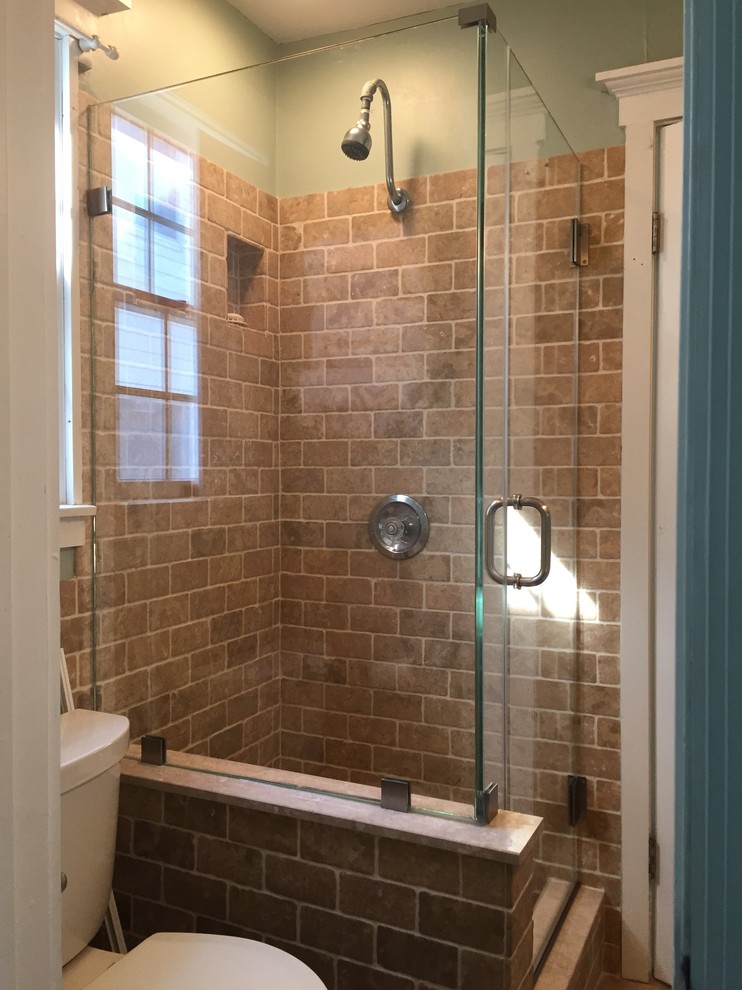 Ispirazione per una stanza da bagno design con doccia ad angolo e pareti verdi