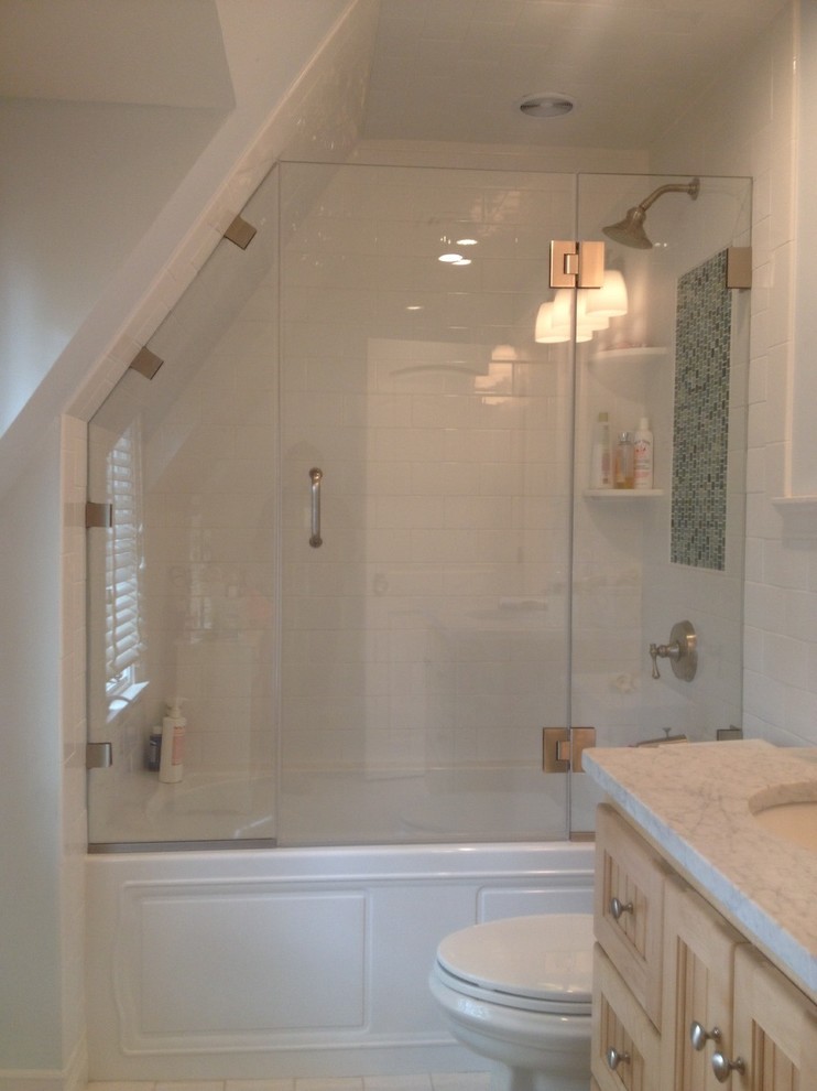 Foto di una stanza da bagno tradizionale di medie dimensioni con ante in legno chiaro, vasca ad alcova, vasca/doccia, piastrelle diamantate, pareti bianche, lavabo sottopiano e top in marmo