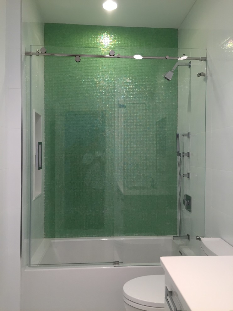 Modelo de cuarto de baño moderno de tamaño medio con ducha empotrada y paredes blancas