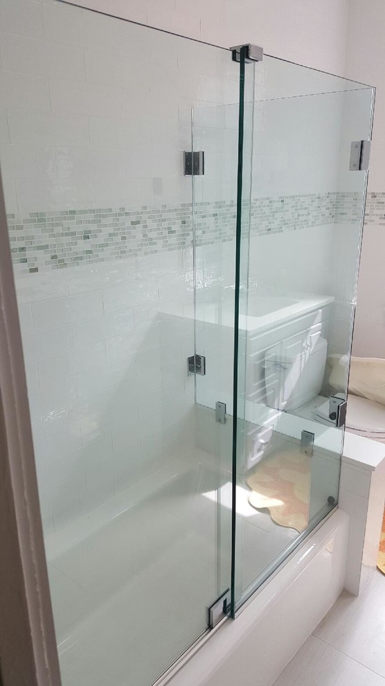 Идея дизайна: ванная комната среднего размера в стиле неоклассика (современная классика) с угловым душем, плиткой кабанчик и белыми стенами