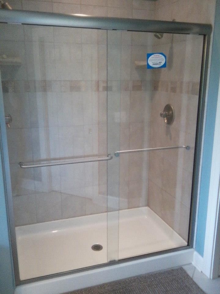 Ejemplo de cuarto de baño principal contemporáneo de tamaño medio