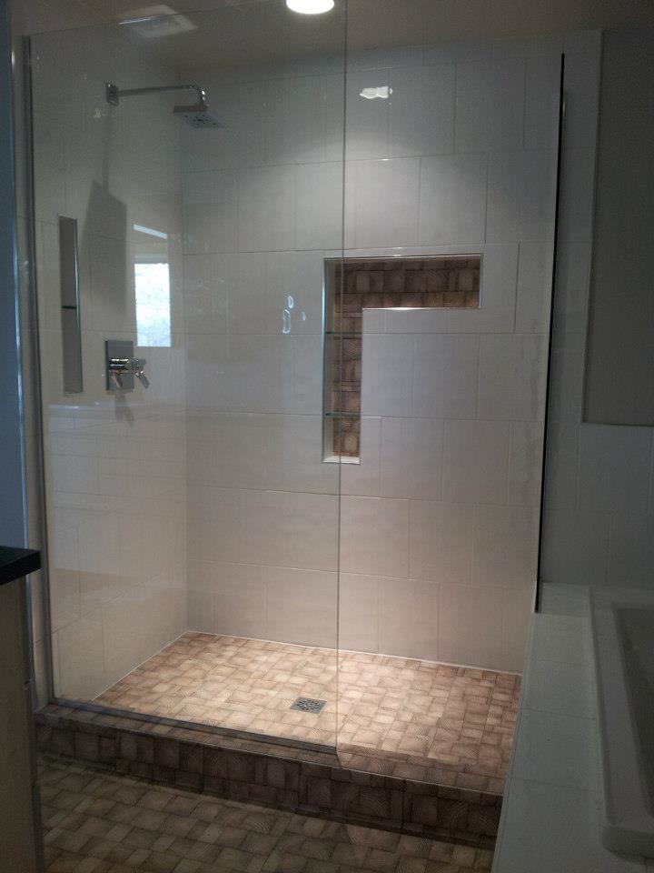 Ejemplo de cuarto de baño principal contemporáneo de tamaño medio