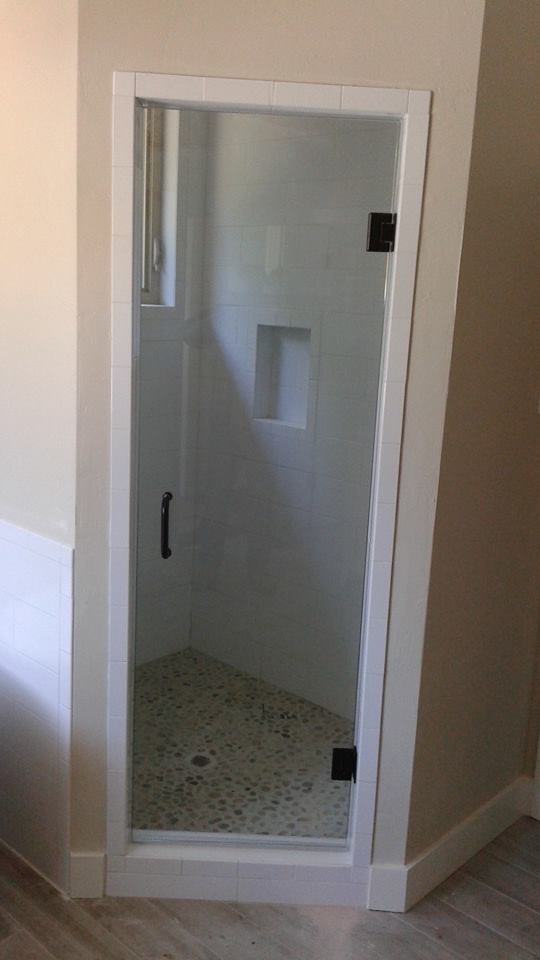 Inspiration för mellanstora klassiska badrum med dusch, med en hörndusch, vit kakel, porslinskakel, beige väggar, ljust trägolv, beiget golv och dusch med gångjärnsdörr