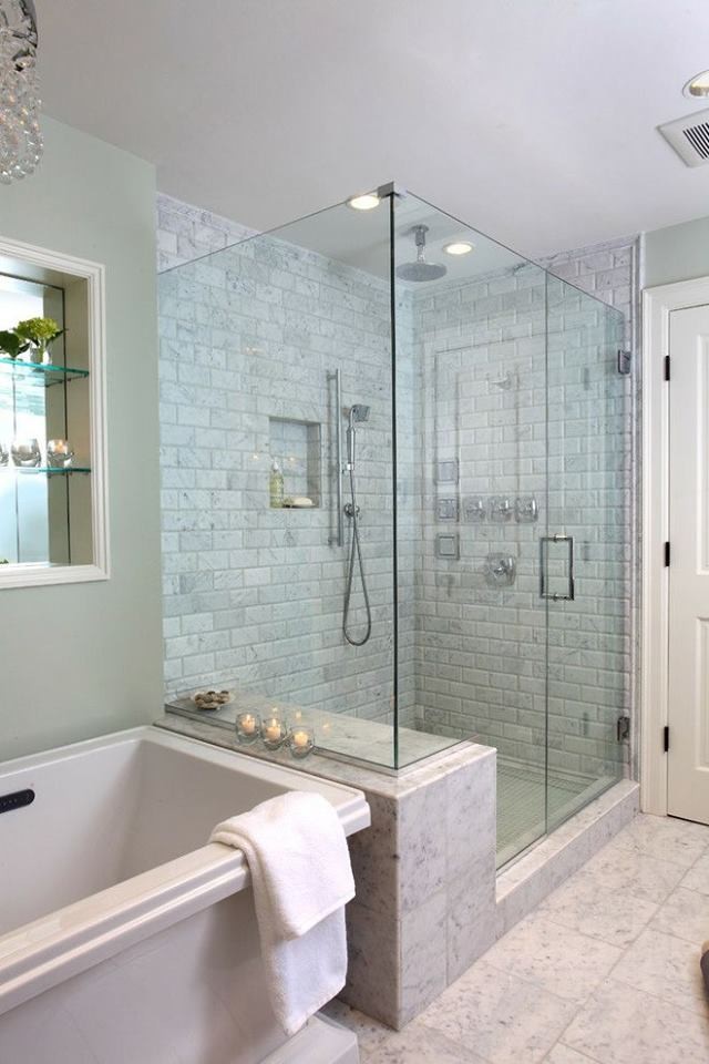Großes Modernes Badezimmer En Suite mit freistehender Badewanne, Duschnische, grauen Fliesen, weißen Fliesen, Metrofliesen, grauer Wandfarbe, grauem Boden und Falttür-Duschabtrennung in Dallas