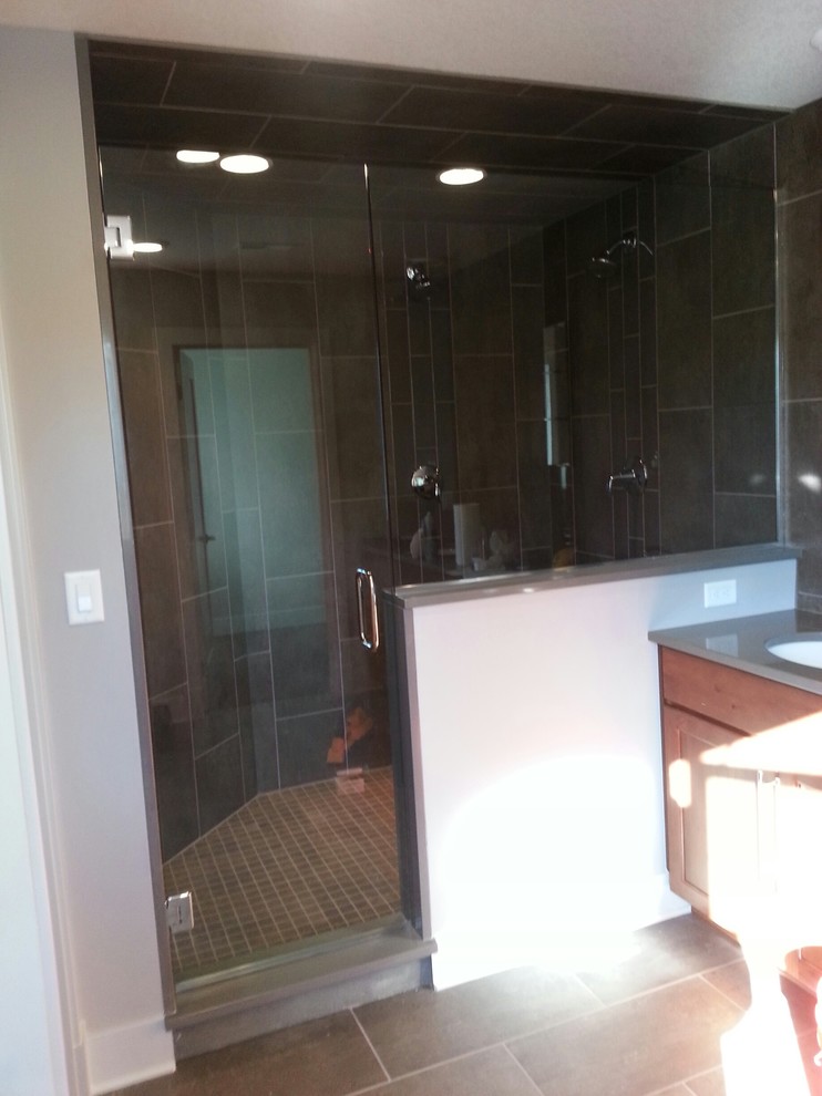 Modelo de cuarto de baño minimalista con ducha esquinera
