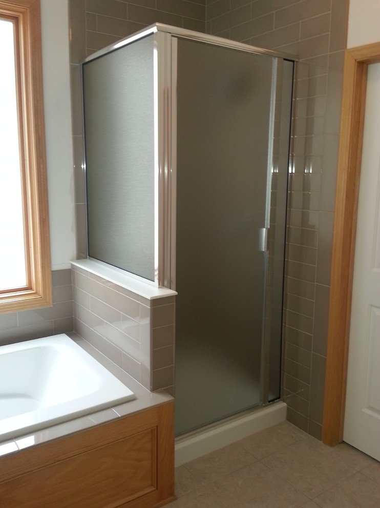 Ejemplo de cuarto de baño minimalista con ducha esquinera