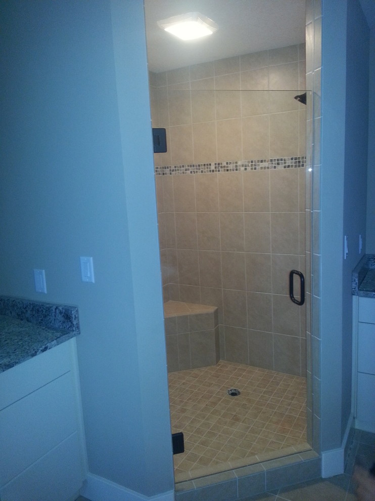 Пример оригинального дизайна: ванная комната в стиле модернизм с угловым душем