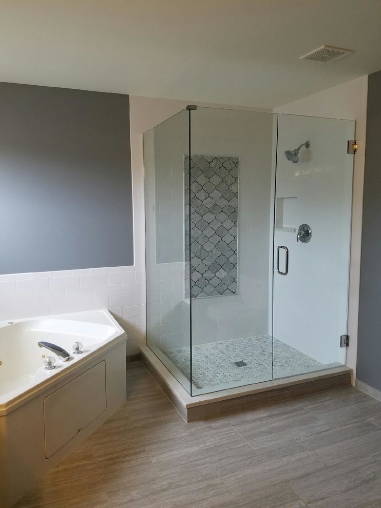 Idée de décoration pour une salle de bain principale design de taille moyenne avec une baignoire d'angle, une douche d'angle, un carrelage blanc, des carreaux de céramique, un mur gris, un sol en carrelage de porcelaine, une cabine de douche à porte battante et un sol beige.