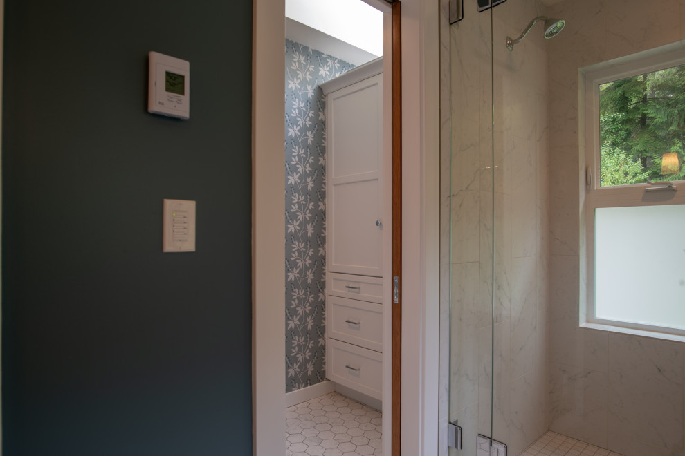 Idéer för ett mellanstort klassiskt grå en-suite badrum, med luckor med infälld panel, vita skåp, en dubbeldusch, en toalettstol med separat cisternkåpa, vit kakel, porslinskakel, blå väggar, klinkergolv i porslin, ett undermonterad handfat, bänkskiva i kvarts, vitt golv och dusch med gångjärnsdörr