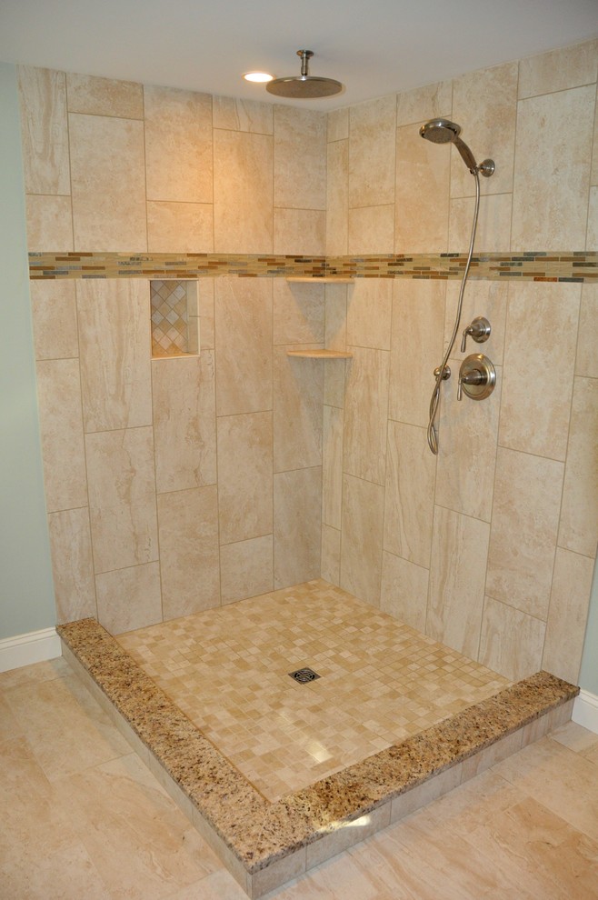 Cette photo montre une salle de bain principale tendance de taille moyenne avec un carrelage beige, une douche d'angle, des carreaux de porcelaine et aucune cabine.