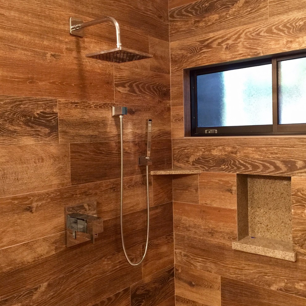Photo of a medium sized classic ensuite bathroom in Hawaii with a built-in bath, brown tiles, porcelain tiles, multi-coloured walls and ceramic flooring.