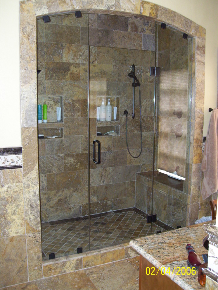 На фото: большая ванная комната в современном стиле с душем в нише