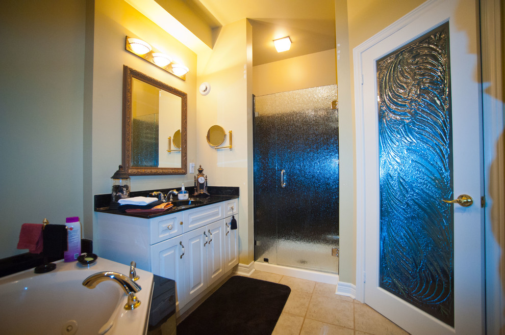 Esempio di una stanza da bagno padronale stile americano di medie dimensioni con doccia ad angolo