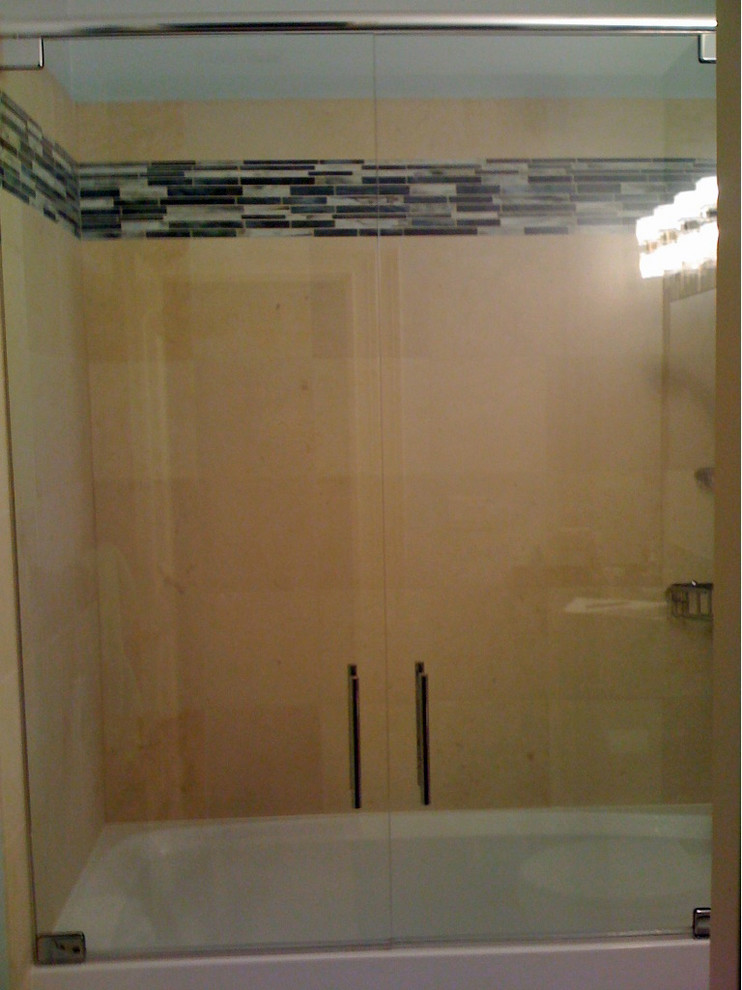 Ejemplo de cuarto de baño principal actual de tamaño medio con bañera encastrada y ducha empotrada