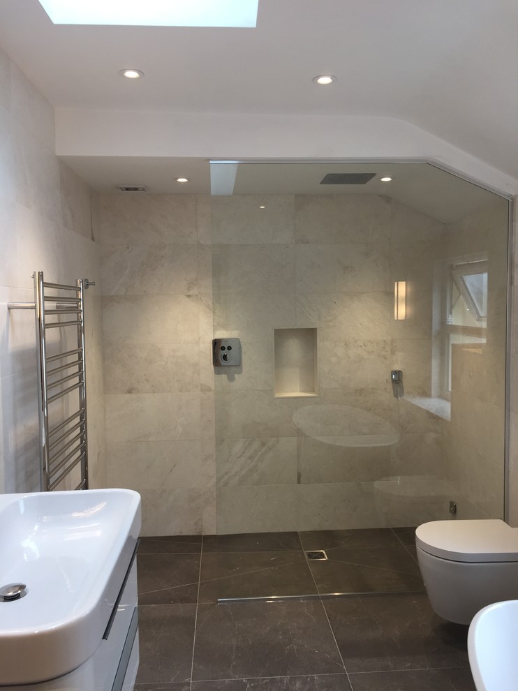 На фото: большая детская ванная комната в стиле модернизм с открытым душем, бежевой плиткой и открытым душем с