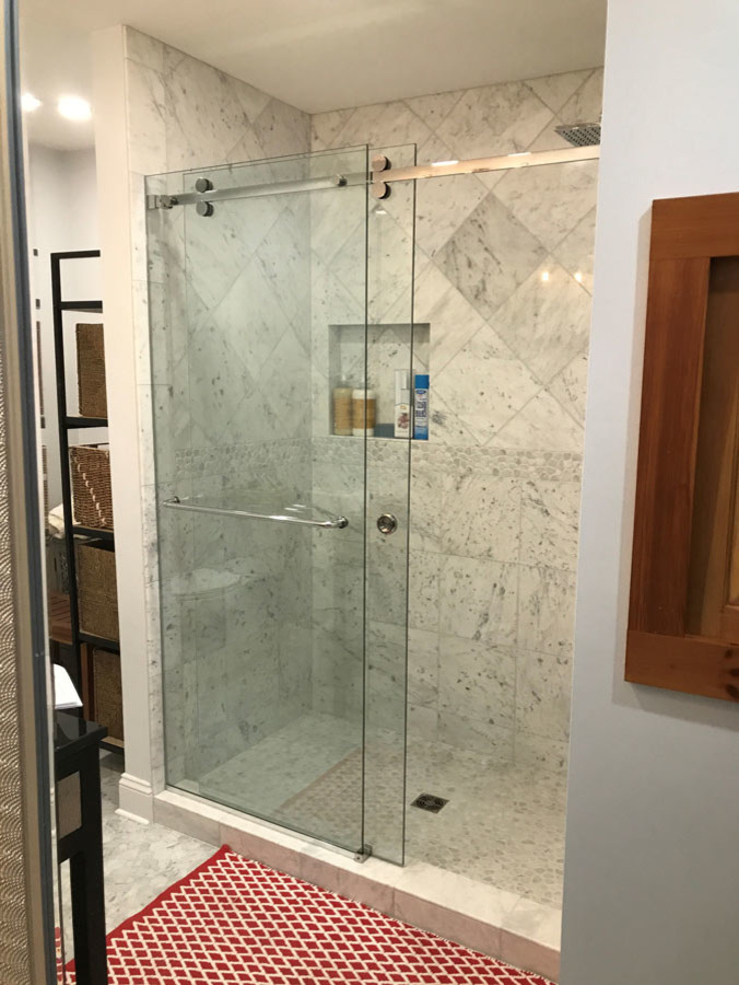 Exempel på ett klassiskt badrum, med en dusch i en alkov, klinkergolv i porslin, grått golv och dusch med gångjärnsdörr