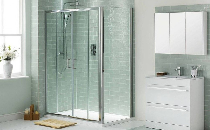 Idéer för att renovera ett mellanstort funkis vit vitt en-suite badrum, med släta luckor, vita skåp, en hörndusch, grå kakel, porslinskakel, grå väggar, klinkergolv i porslin, ett integrerad handfat, bänkskiva i akrylsten, vitt golv och dusch med gångjärnsdörr