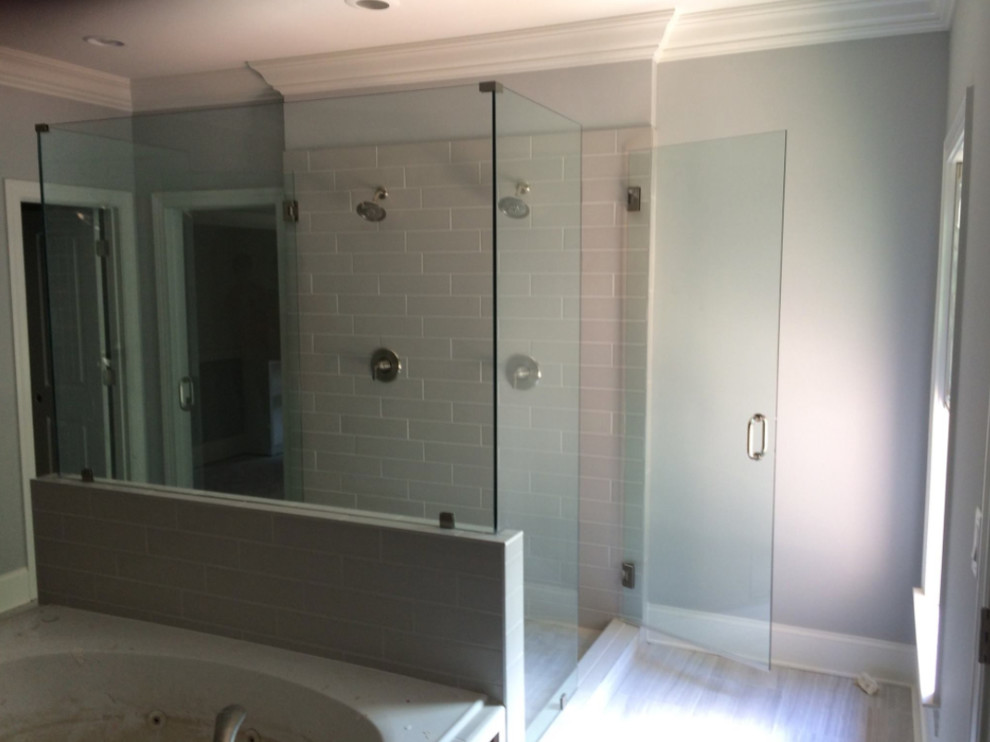 Inspiration för mellanstora klassiska en-suite badrum, med en öppen dusch, grå väggar, klinkergolv i porslin, grått golv och dusch med gångjärnsdörr