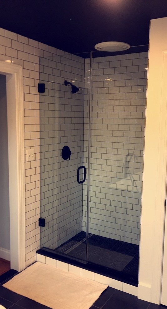 Идея дизайна: ванная комната в современном стиле с белой плиткой, плиткой кабанчик, полом из керамической плитки, душевой кабиной, черным полом и душем с распашными дверями