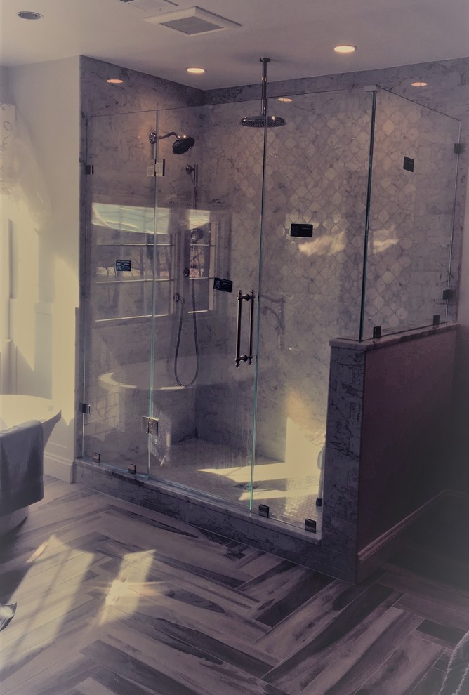 Inredning av ett lantligt stort en-suite badrum, med ett fristående badkar, svart och vit kakel och dusch med gångjärnsdörr